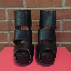 NWOT Posh Super Sexy 5.5 wedges